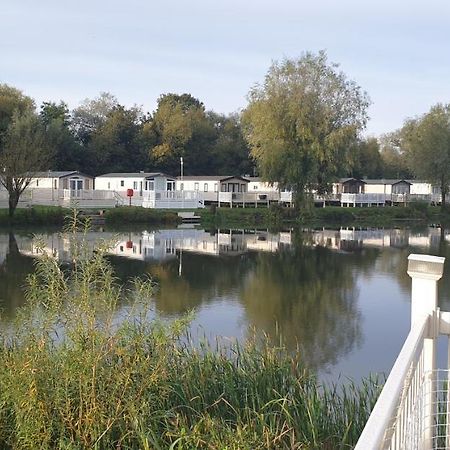 Lakeside Cotswold Holiday Home Cirencester Exterior foto