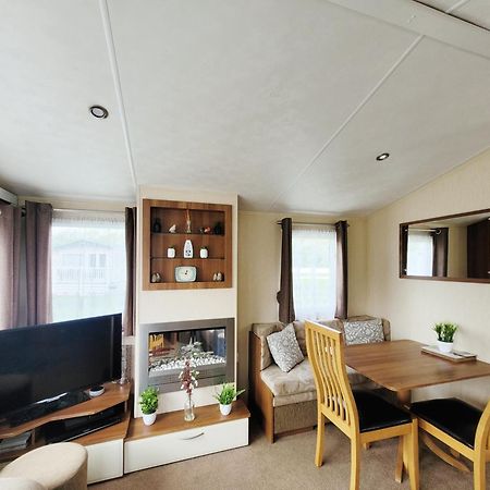 Lakeside Cotswold Holiday Home Cirencester Exterior foto