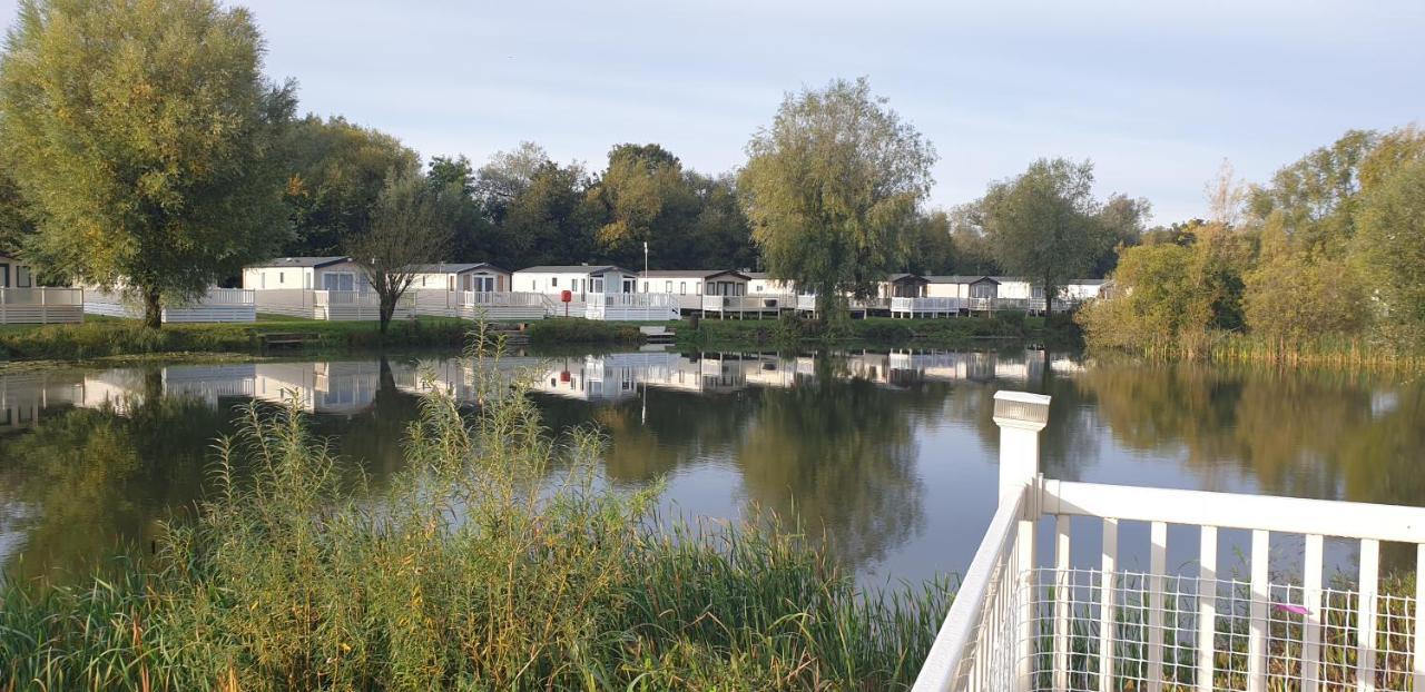Lakeside Cotswold Holiday Home Cirencester Exterior foto