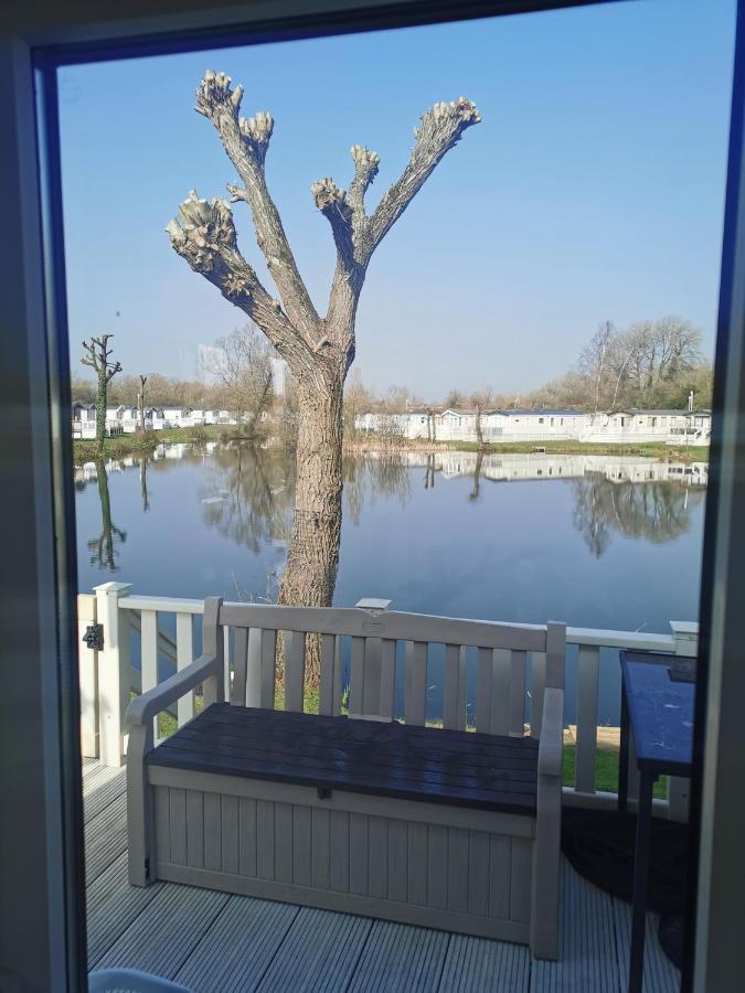 Lakeside Cotswold Holiday Home Cirencester Exterior foto