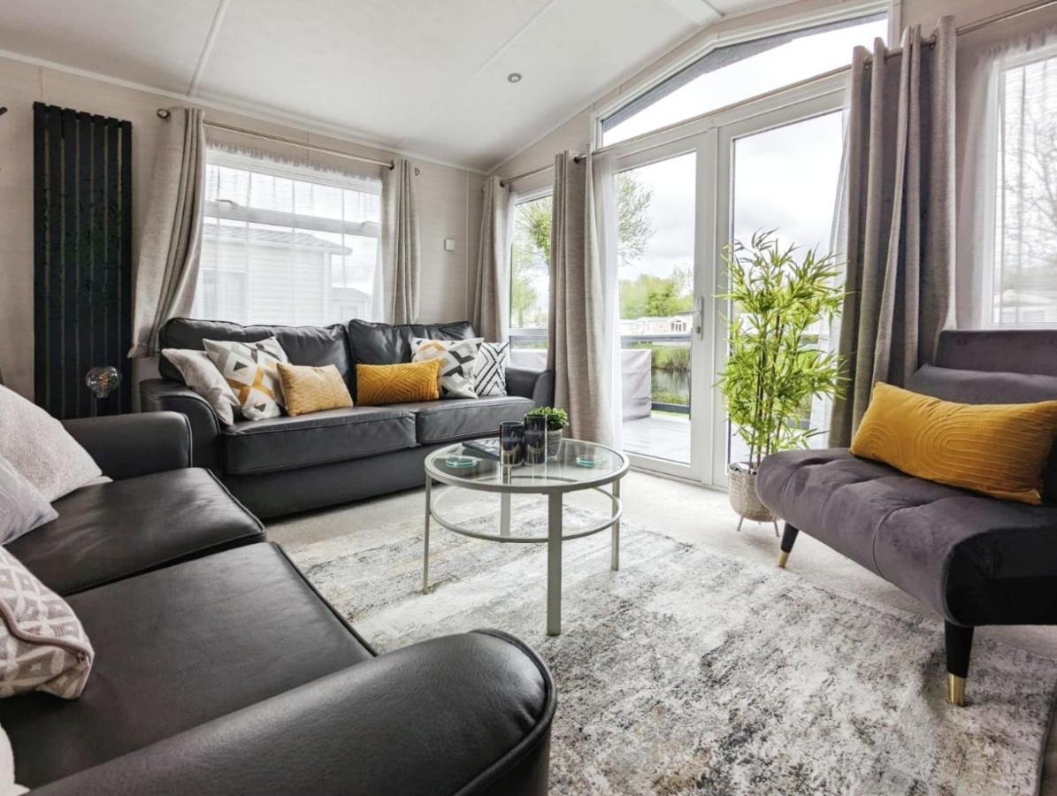 Lakeside Cotswold Holiday Home Cirencester Exterior foto